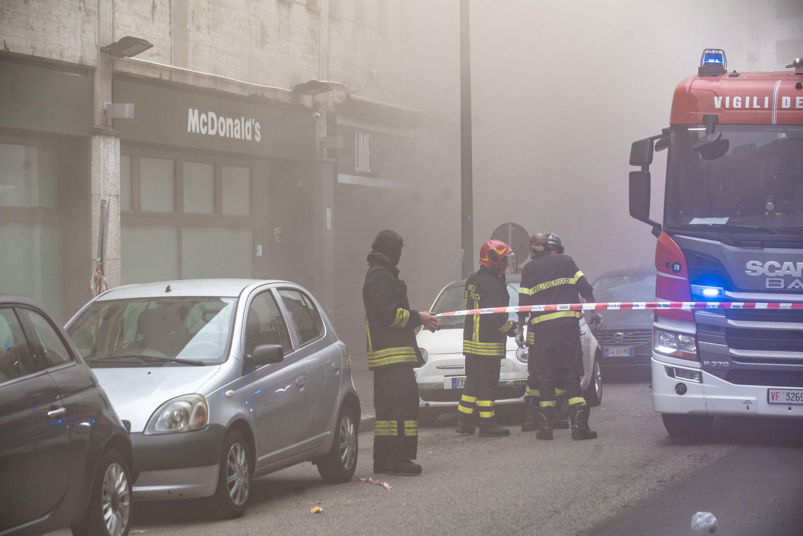 Fumo da una discoteca, vigili del fuoco al lavoro a Milano