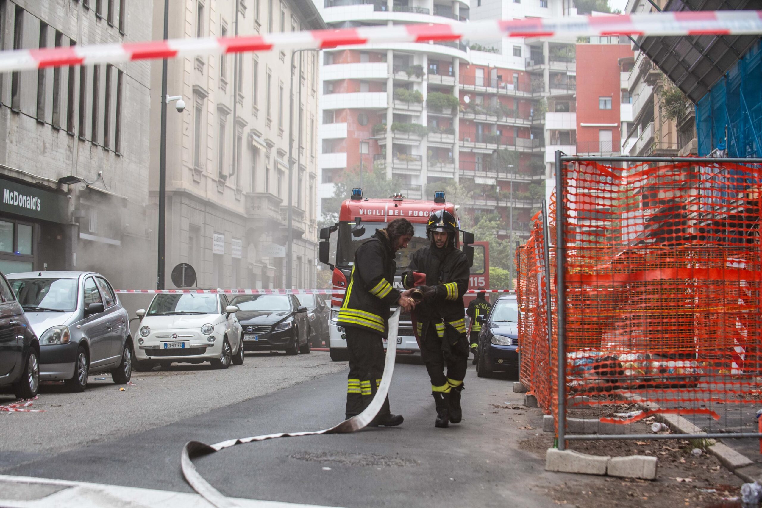 Fumo da una discoteca, vigili del fuoco al lavoro a Milano