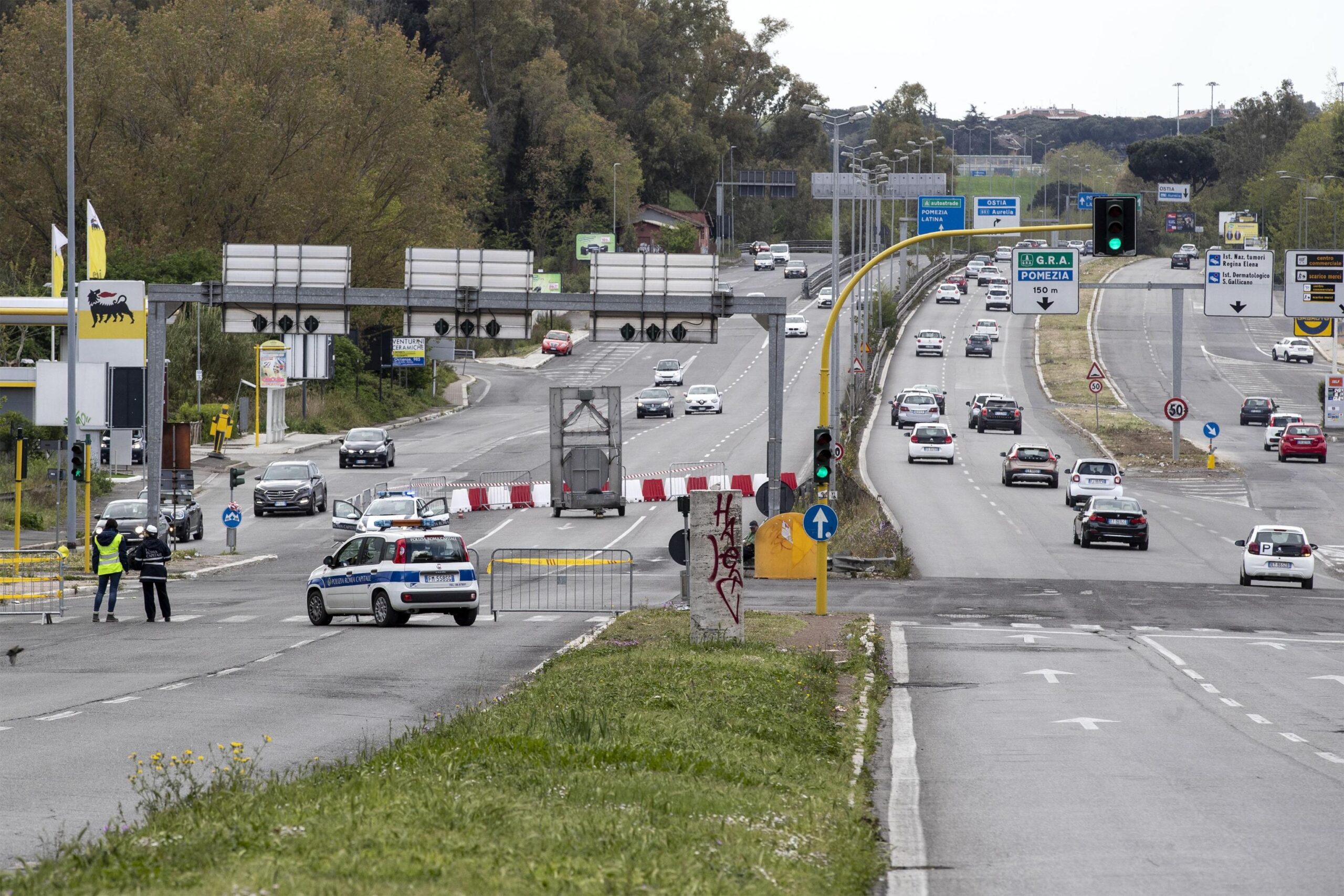 Incidente a Trento, due mamme con i loro bambini travolte da un'auto sul  marciapiede