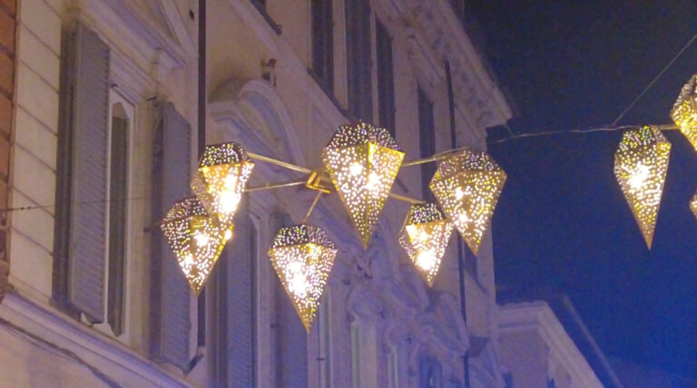 Luminarie di Via Condotti piacciono agli stranieri mentre i romani ...