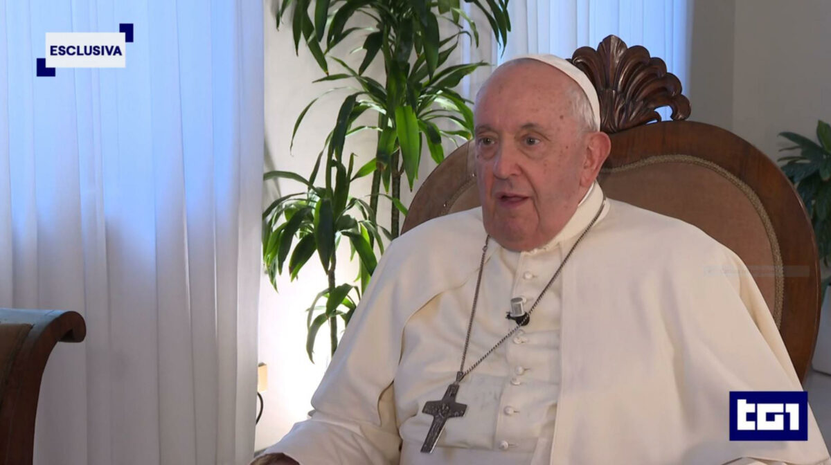 Papa Francesco, l'Angelus in collegamento video: "Ho i polmoni infi...