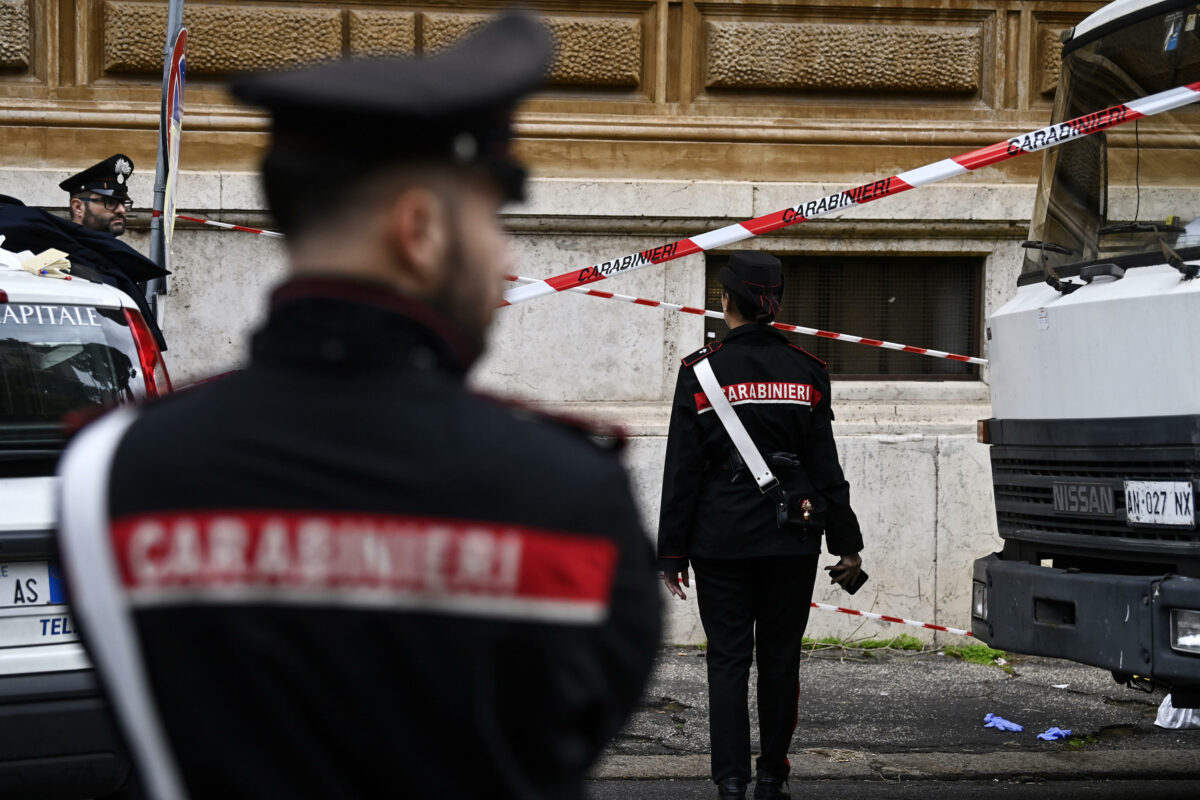 Roma, picchiato il titolare di un bar, gli aizzano contro un cane: ...