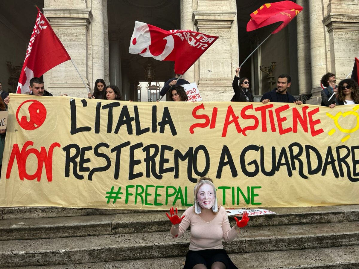 Sciopero 17 novembre 2023, flash mob degli studenti sotto il MIUR: ...