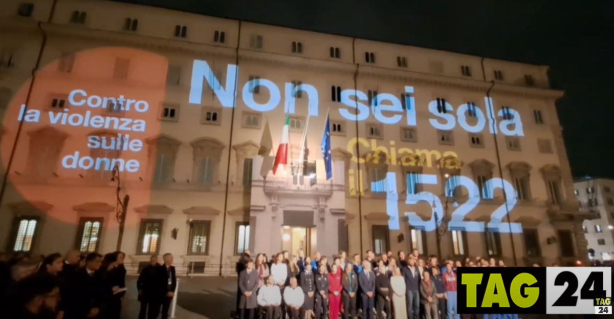 Meloni a Palazzo Chigi: lo slogan "Non sei sola, chiama il 1522" per la lotta alla violenza contro le donne | VIDEO