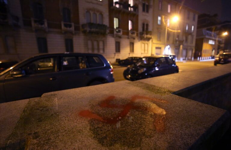 Milano, identificato l'uomo artefice delle scritte antisemite