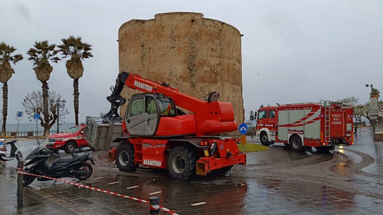 Alghero, donna muore travolta da un camion gru: inutili i soccorsi