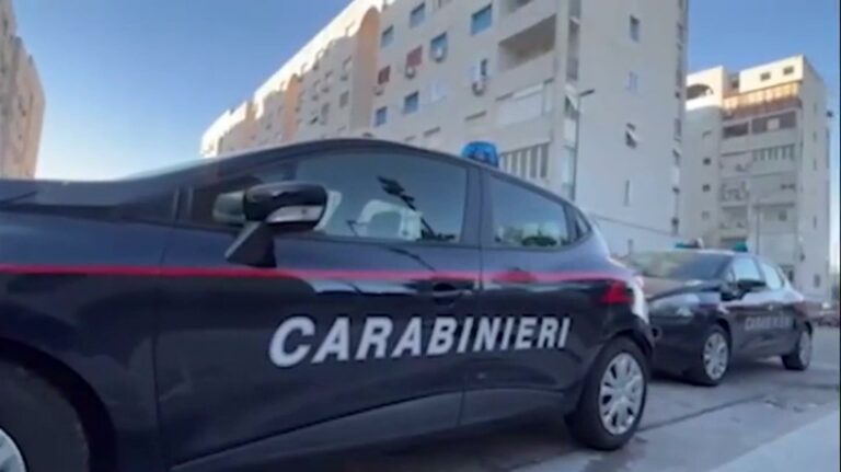 Napoli, rapina al Kfc di via Toledo: banditi sbucano da una botola ed aggrediscono una cassiera