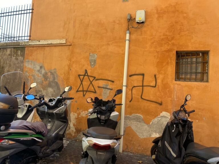 Roma, svastiche disegnate sui muri al Ghetto nel cuore del quartier...