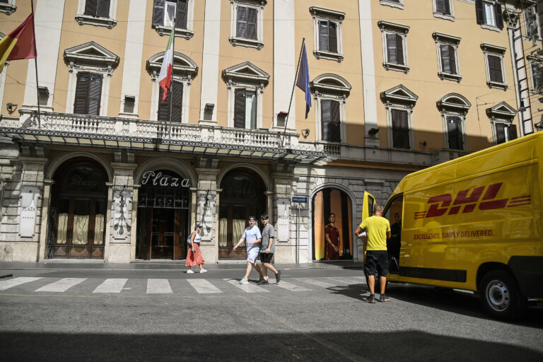 Roma, finge di consegnare un pacco e prende 1 milione di euro: anzi...