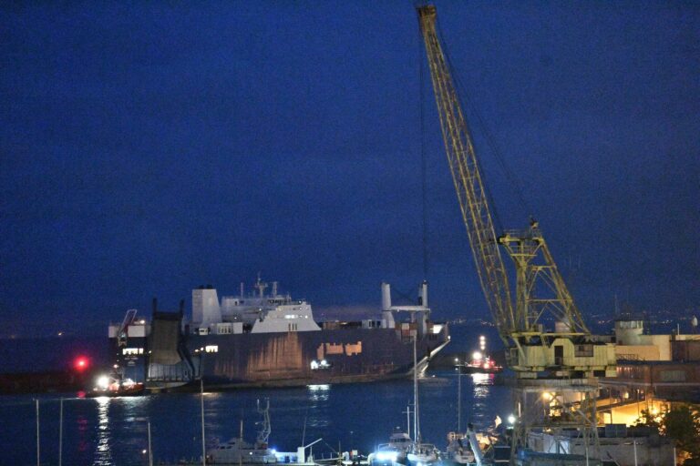 Genova, in 500 bloccano il porto. Le proteste del Calp contro il tr...