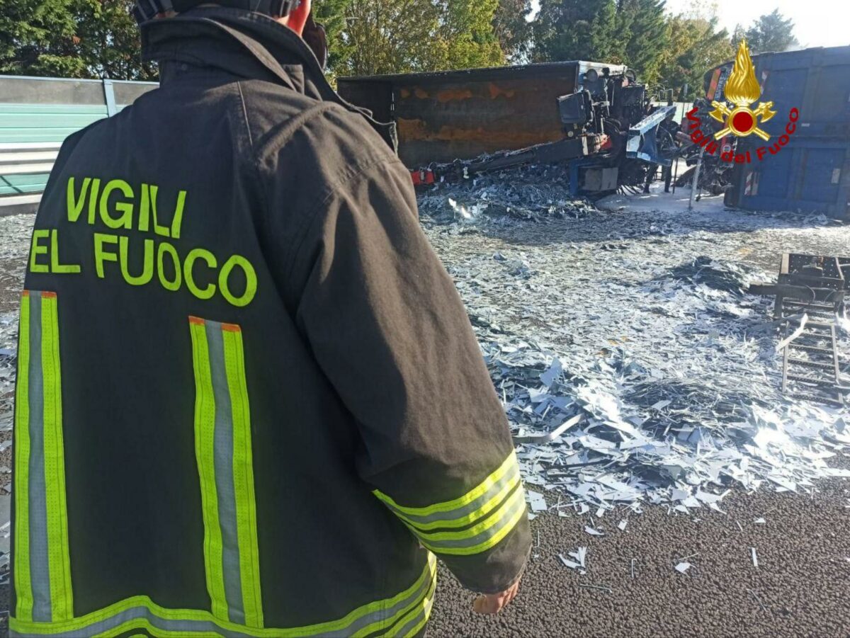 Brindisi, incendio dopo un'esplosione allo stabilimento petrolchimico Eni Versalis: preoccupazione in città