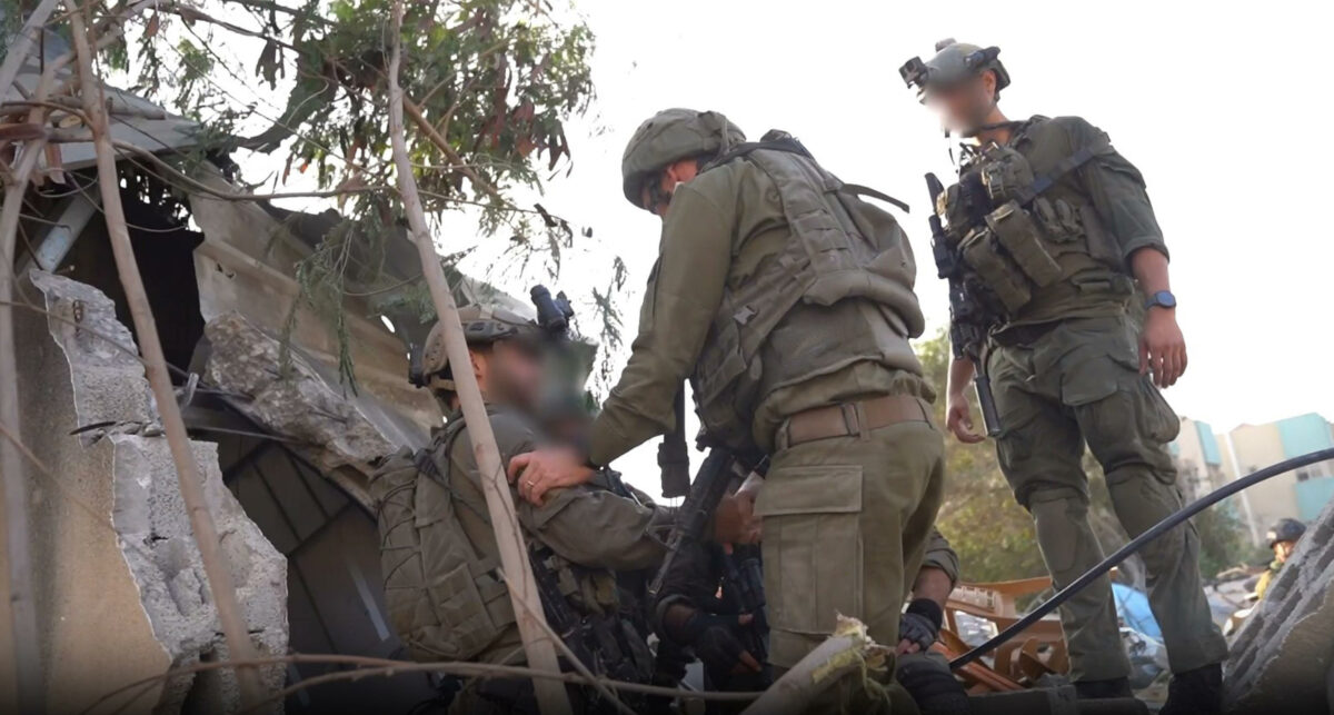 Truppe israeliane sventolano le bandiere nel Parlamento di Gaza