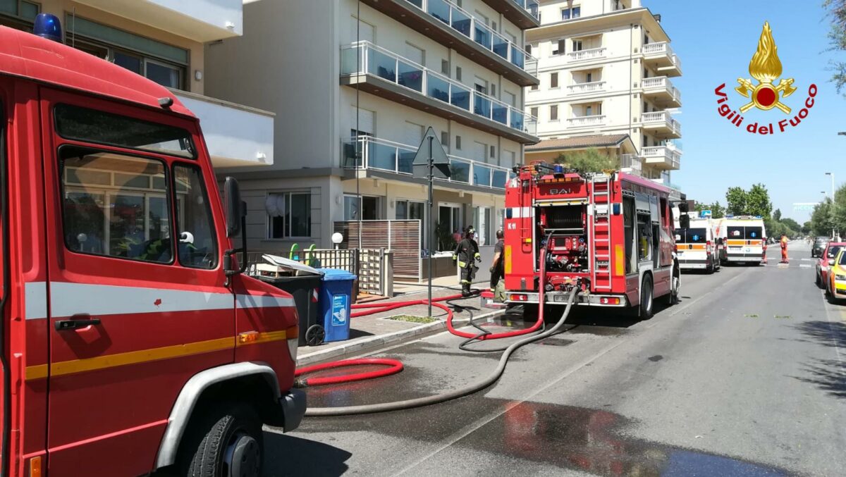 Oristano, incendio in via Torricelli: in fiamme una macchina, danneggiato anche un edificio