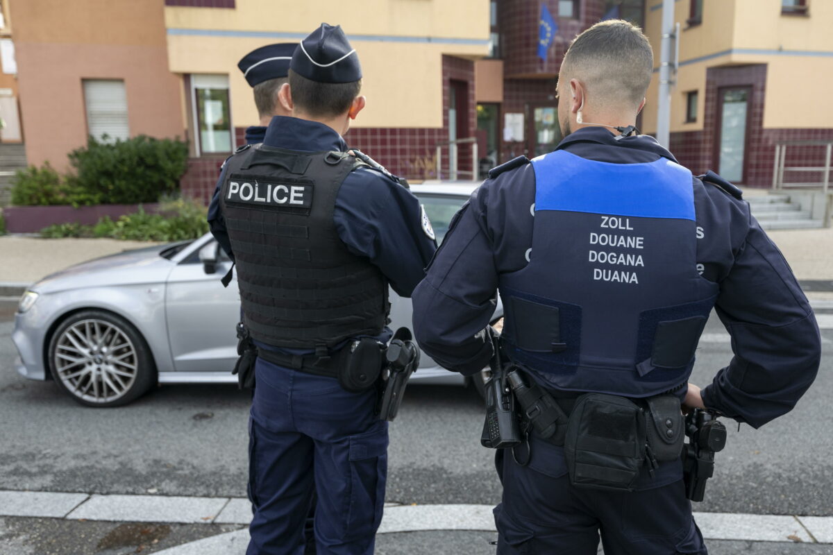 Francia, inseguimento della polizia a Parigi ieri notte: un morto e due feriti, un quarto passeggero è in fuga