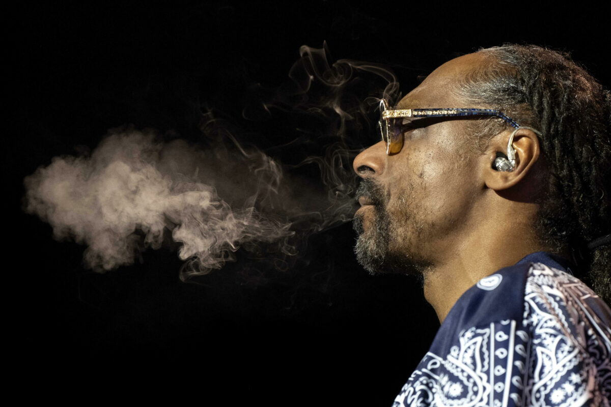 Snoop Dogg smette di fumare: l’annuncio social sorprende i fan