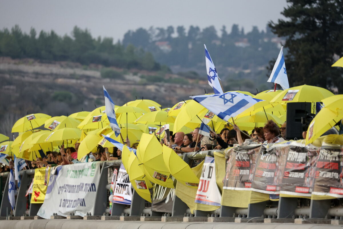 Israele, il monito dei familiari degli ostaggi al parlamento israeliano: "Niente pena di morte ai terroristi"