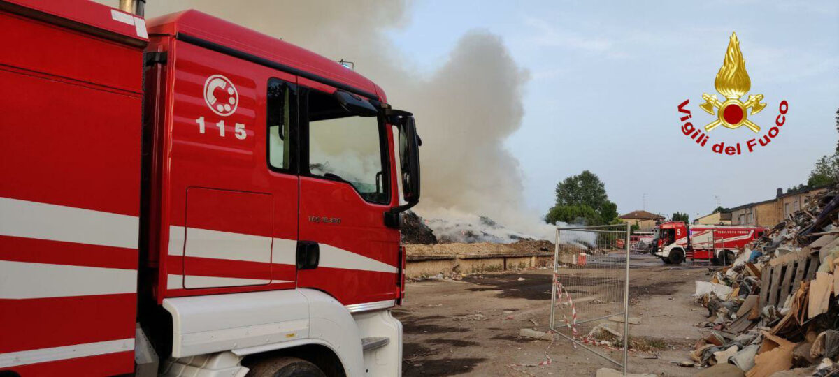 Ravenna, tir in fiamme sull'Adriatica: illeso il conducente, traffico in tilt