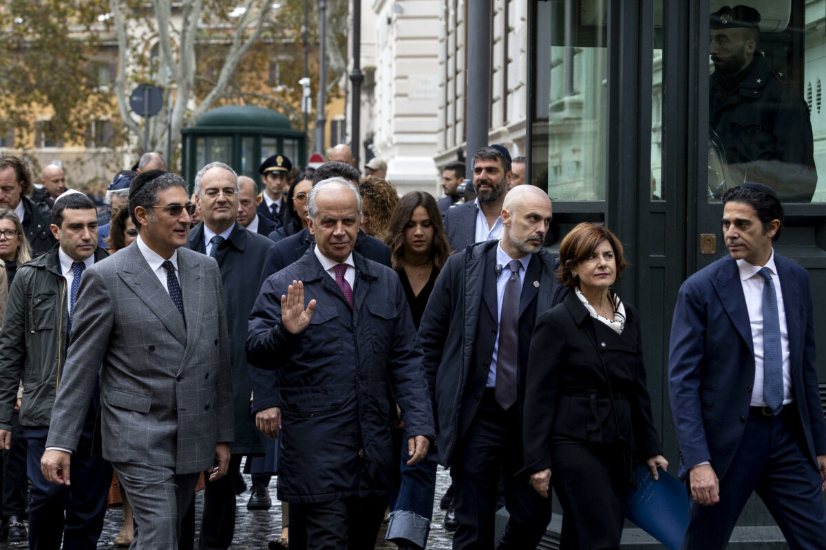 Roma, visita a sorpresa di Piantedosi alla scuola ebraica. Il presidente Fadlun: "Preoccupato dall'antisemitismo nelle scuole italiane"| VIDEO