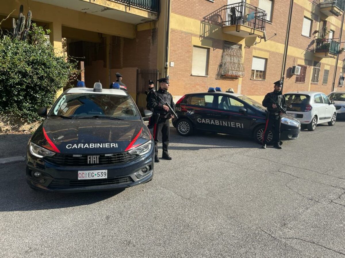 Ostia, inseguimento notturno per le strade della città: due poliziotti feriti, pusher finisce in manette