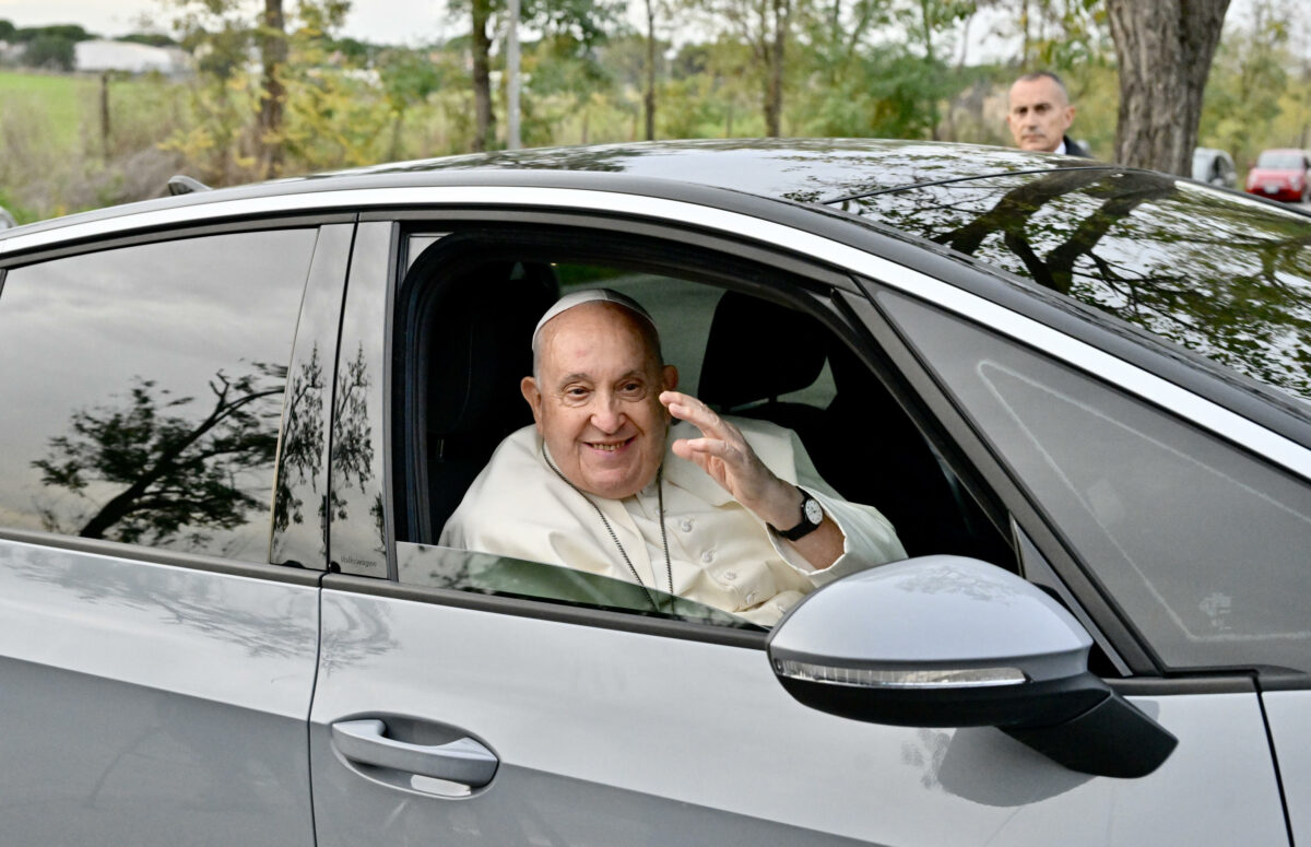 Papa Francesco ha la febbre, cancellate le udienze in programma