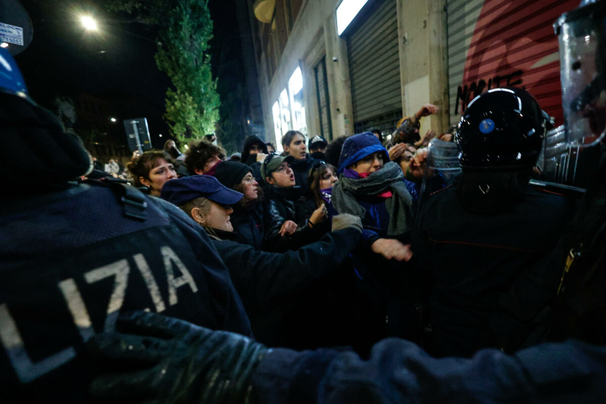 Manifestazione 25 novembre, assalto alla sede dei Pro Vita a Roma: "Odio cieco e violenza furiosa" | VIDEO