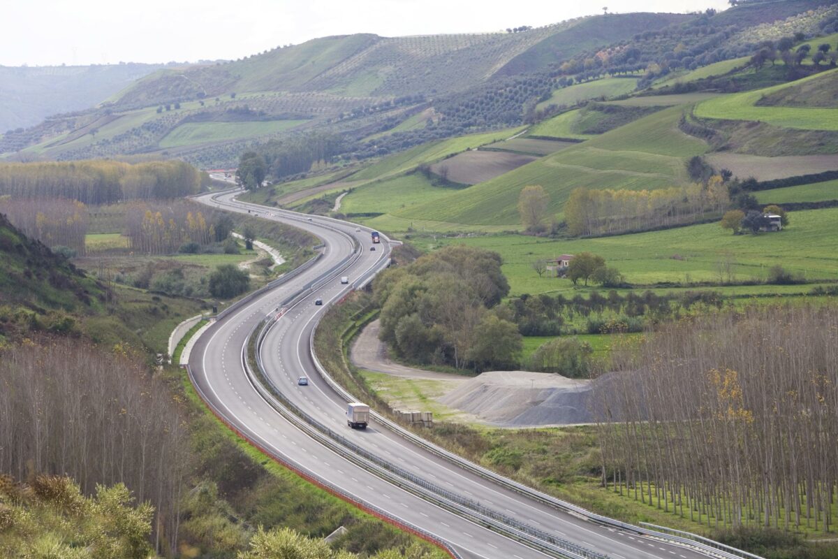 Reggio Calabria, incidente sull'A2 a Gioia Tauro: un morto e due feriti, strada chiusa al traffico