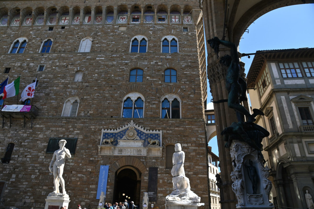 Firenze, incendio in Palazzo Vecchio: il fumo invade piazza della S...