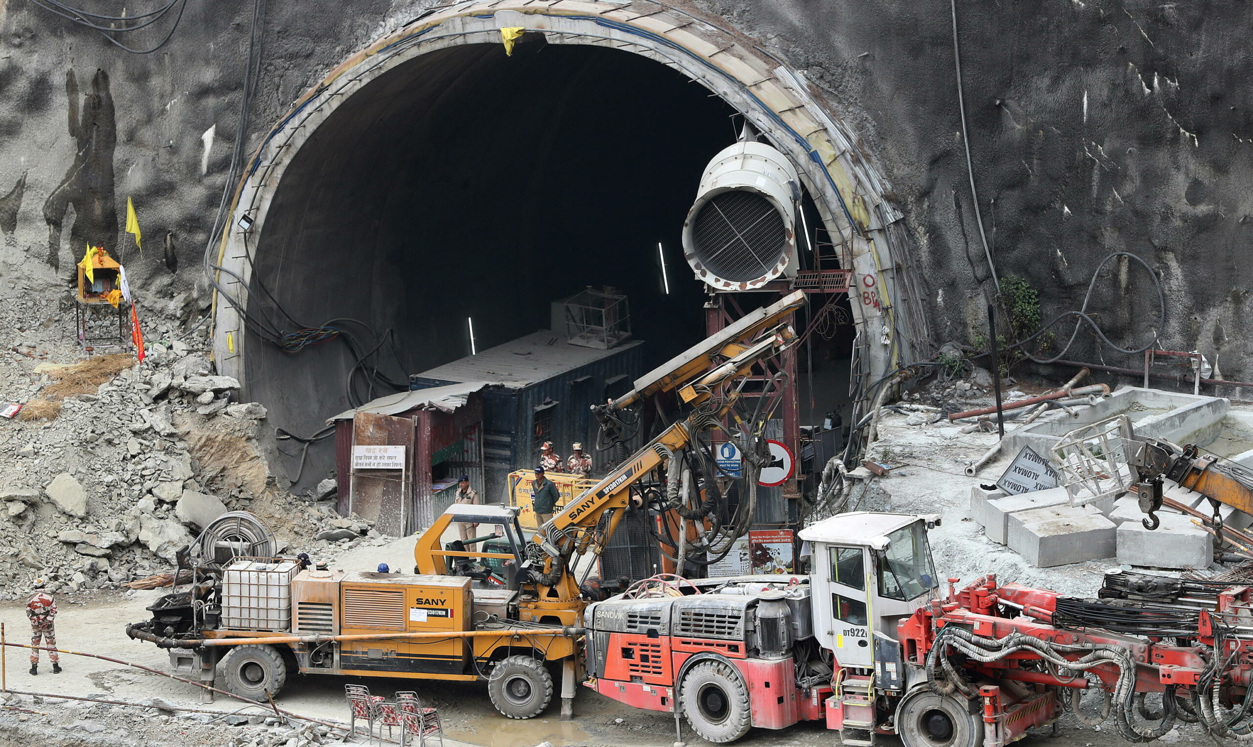 India, sono in salvo i quarantuno operai intrappolati da 17 giorni nel  tunnel crollato • TAG24