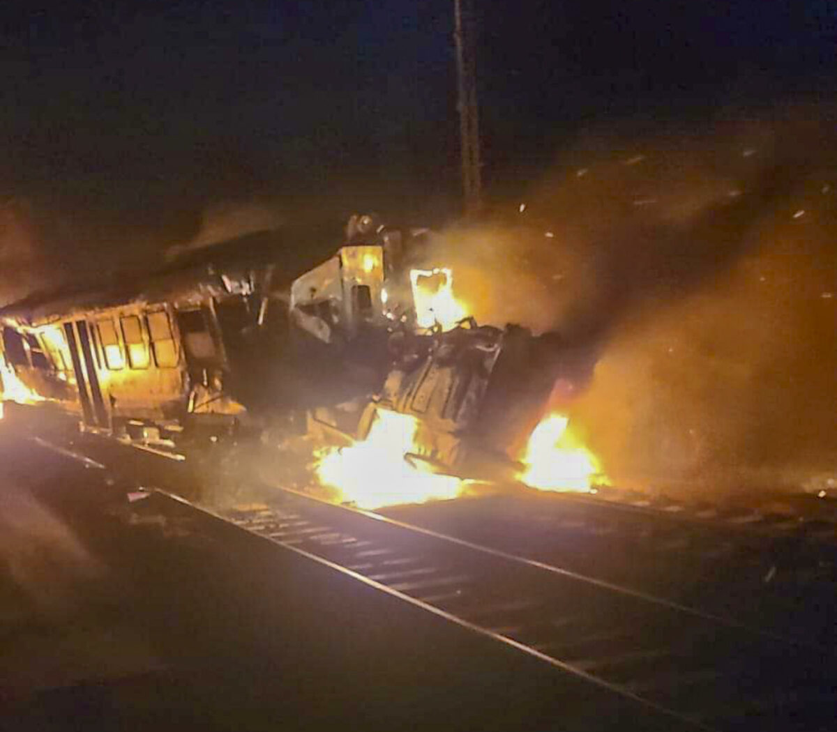 Tragedia a Cosenza, scontro fra un treno e un camion: morti i due c...