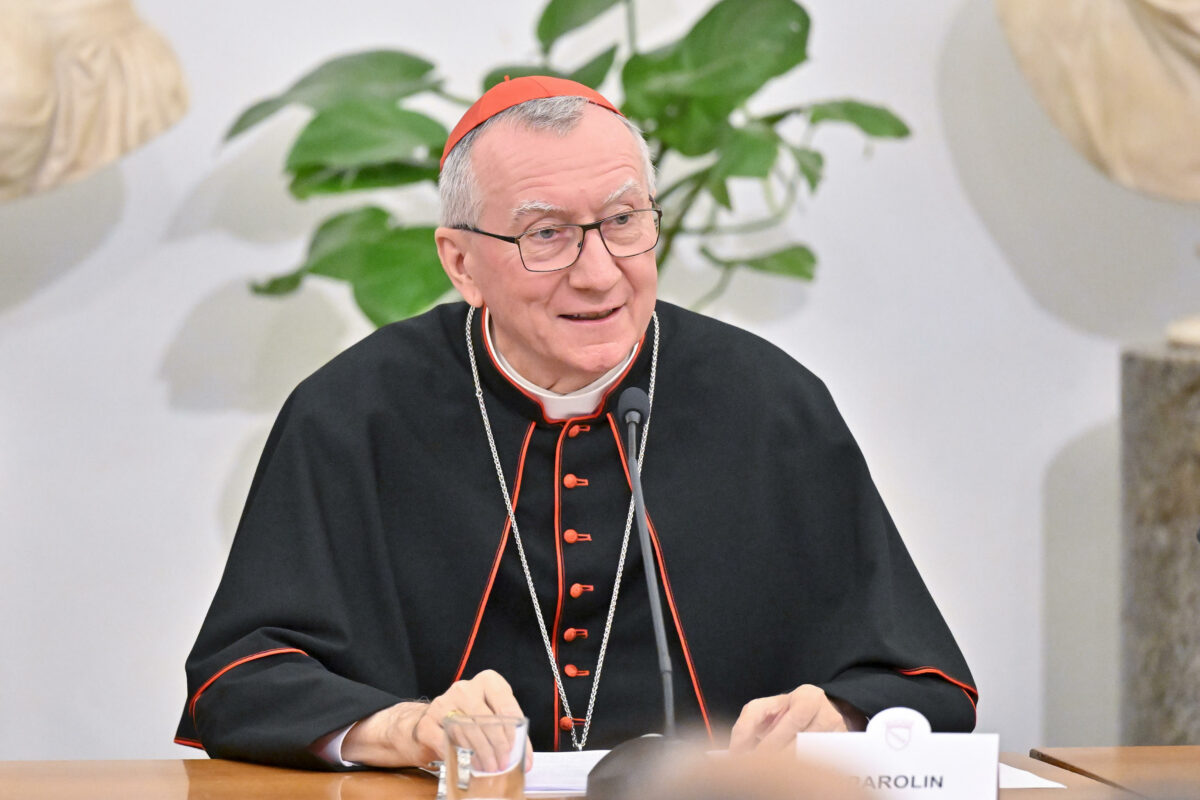 Papa Francesco, Parolin: "E' in via di guarigione e non vuole esporsi ad altri rischi" | VIDEO