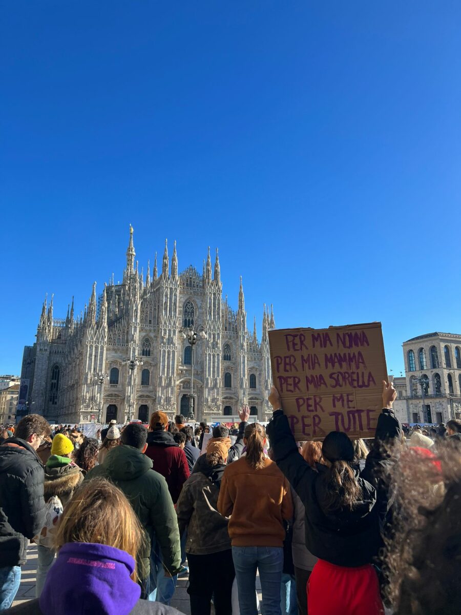 Milano, manifestazione contro la violenza sulle donne a Largo Cairoli: 30mila in piazza | VIDEO