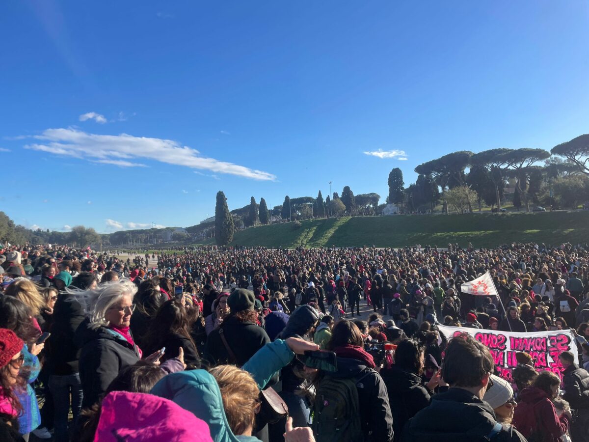 Manifestazione "Non una di meno" 25 novembre 2023 a Roma: migliaia in piazza contro la violenza sulle donne