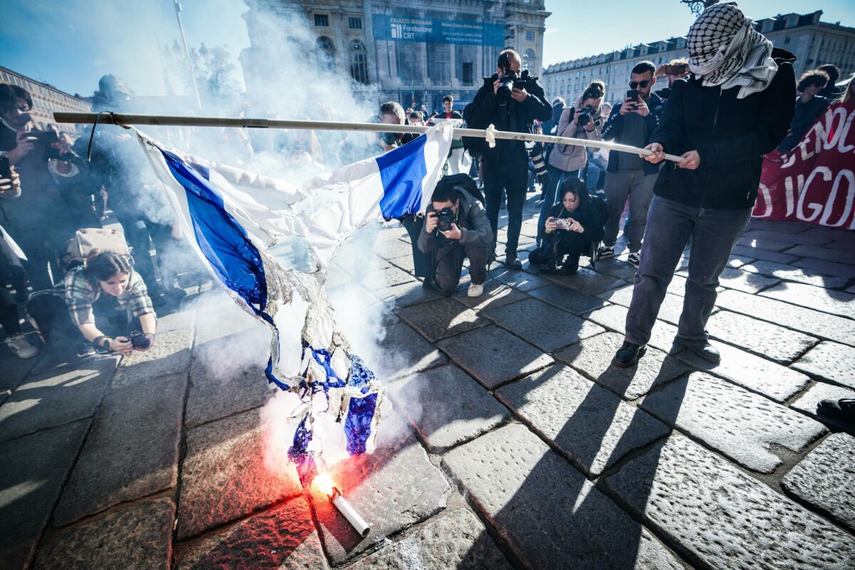 Manifestazioni studentesche in Italia: tensioni a Torino, vernice c...