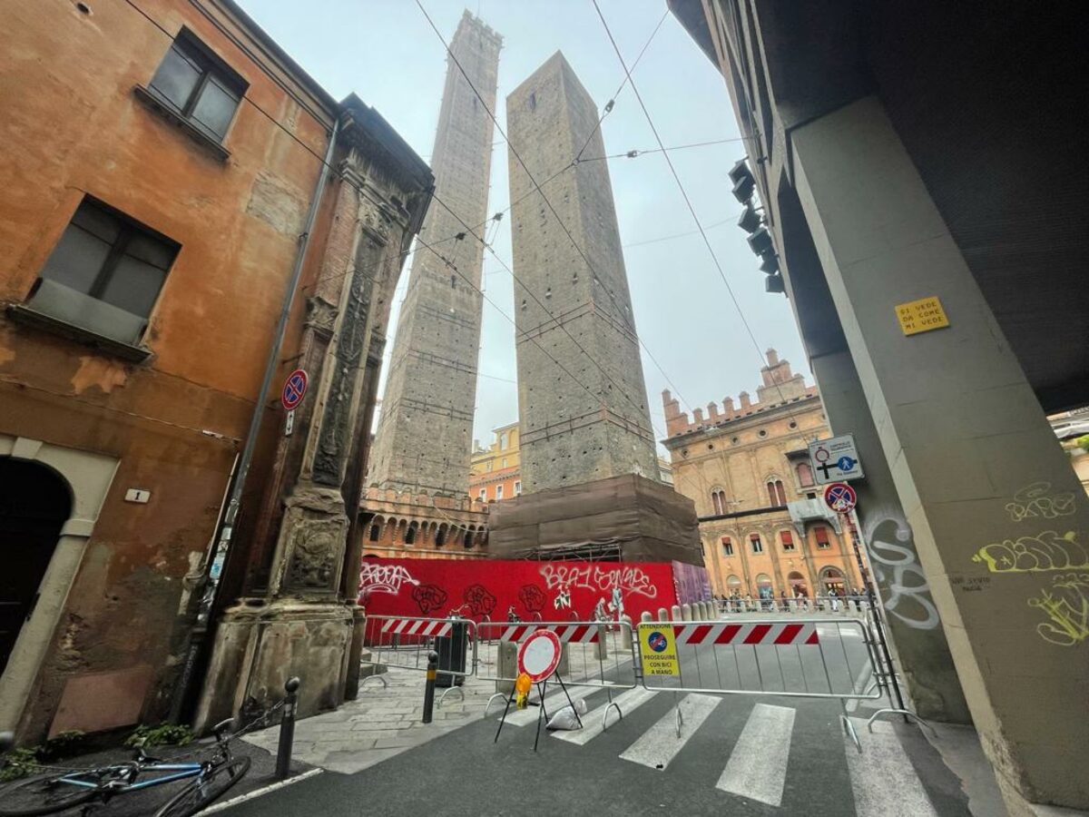 Bologna, una campagna per il restauro delle Torri Garisenda e degli Asinelli. Cremonini e Morandi testimonial d'eccezione: "Donate" | FOTO