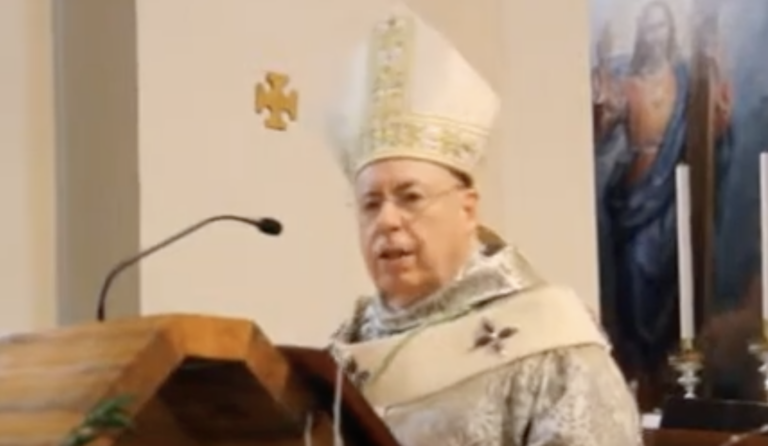 Chi era monsignor Francois Bacqué, morto per un infarto e lasciato ...