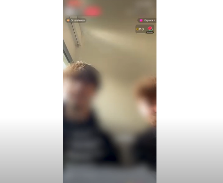 Dirette su TikTok in classe, gli studenti fanno live dai banchi di scuola e in bagno. Le lezioni diventano show e nessuno fa niente | VIDEO