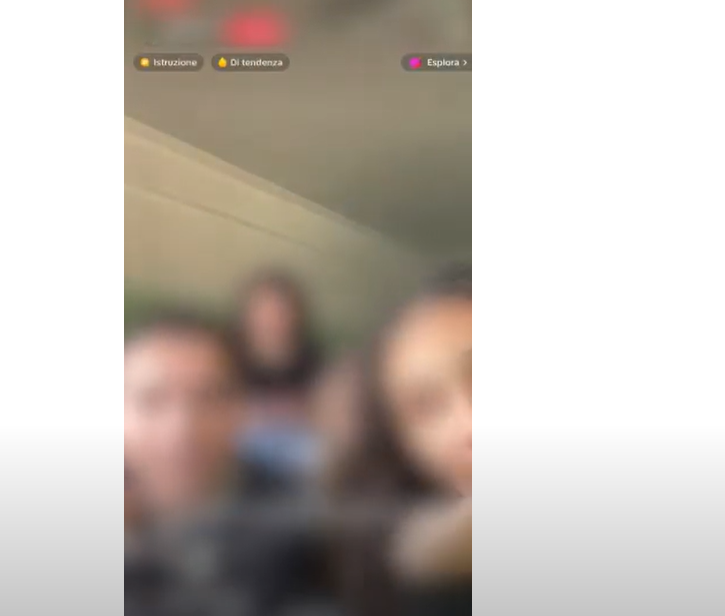 Tutti i giorni la stessa storia! Studenti passano la mattina in diretta su TikTok durante le lezioni: nessuno se ne accorge? Guardate cosa fanno | VIDEO