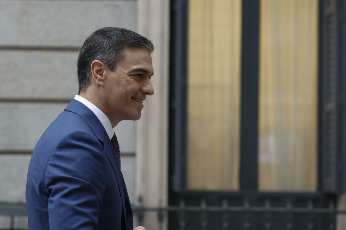 Spagna, Parlamento pone fiducia a Pedro Sanchez: il leader socialista torna premier