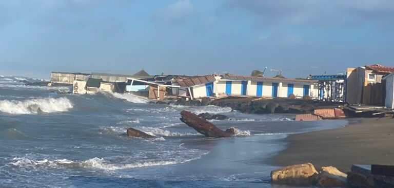 Tromba d'aria e mareggiata, Fregene... con l'acqua alla gola: "Ci avevano promesso soluzioni, ma la spiaggia è finita" | FOTO