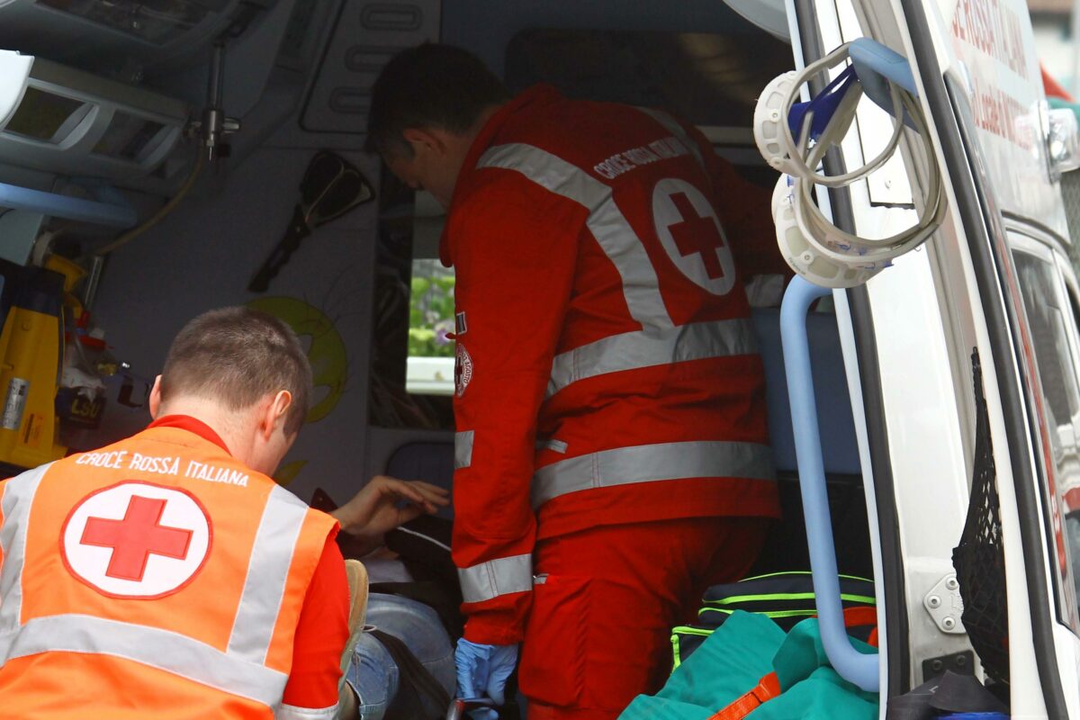 Tragico incidente a Vercelli, scontro tra auto e camion sulla tange...