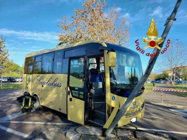 Perugia, incidente a Castiglione del Lago: scuolabus finisce contro...