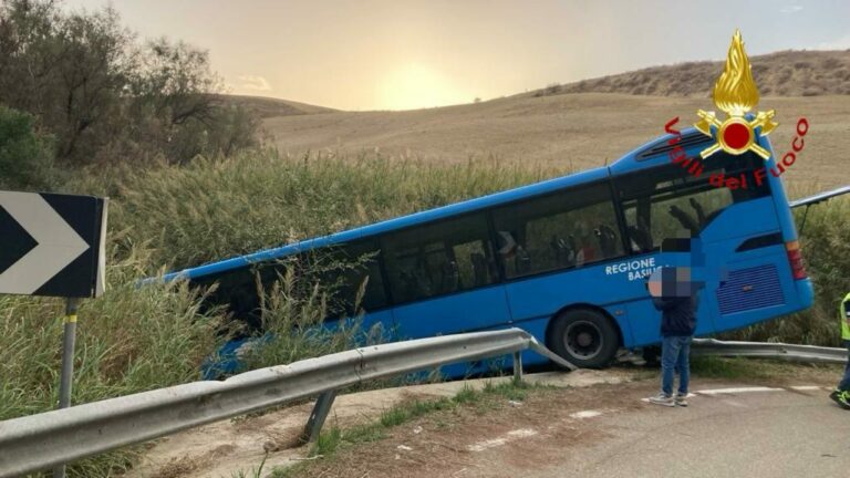 Incidente a Matera, autobus finisce fuori strada sulla provinciale ...