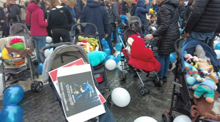 Manifestazione per Israele a Roma, 32 passeggini vuoti. Una nonna: ...