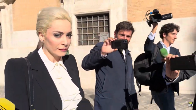 Marta Fascina per il secondo giorno di fila a Montecitorio: l'arrivo con Galliani e il no comment alla stampa | VIDEO