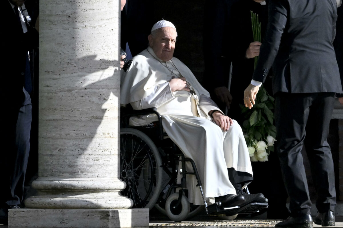 Salute precaria per Papa Francesco: il pontefice è in aula ma non l...