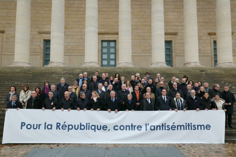 Parigi, manifestazione apolitica contro l’antisemitismo