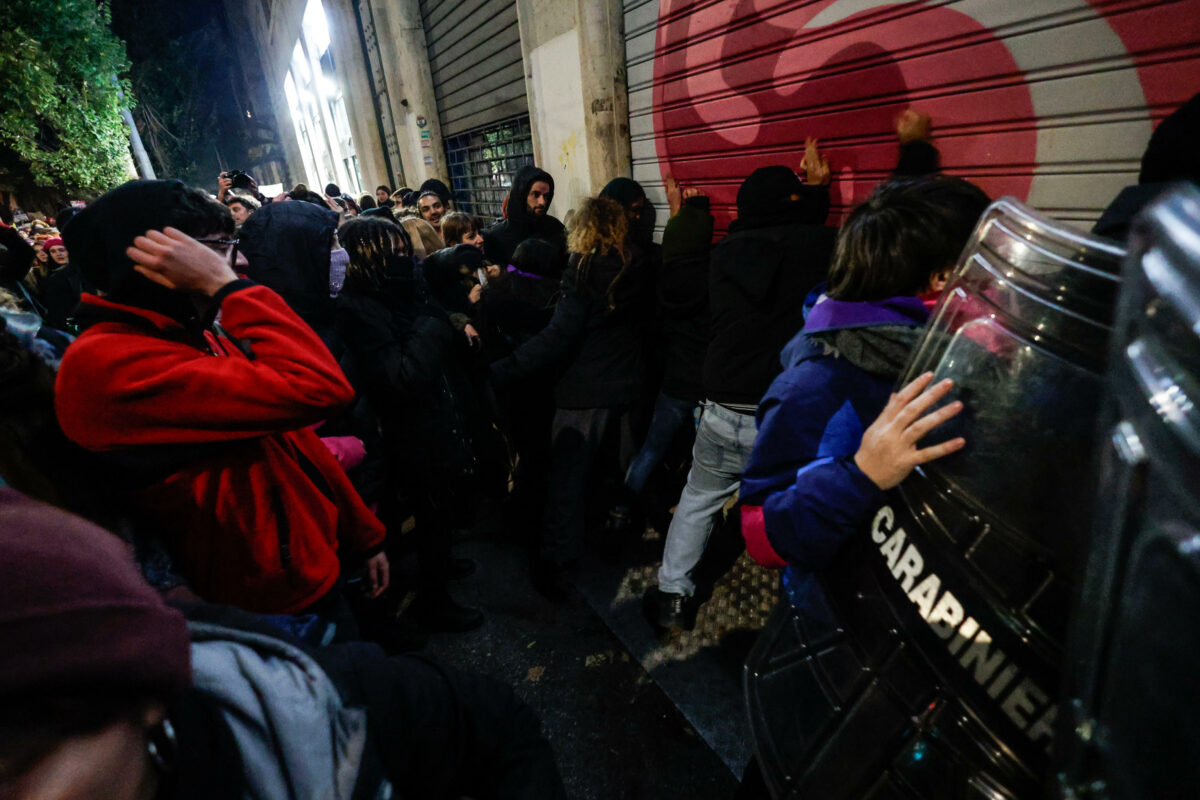 Pro Vita & Famiglia, con Gualtieri è scontro anche sulla pulizia delle serrande. Coghe: "Dal sindaco ci aspettavamo solidarietà, non la cancellazione delle scritte"