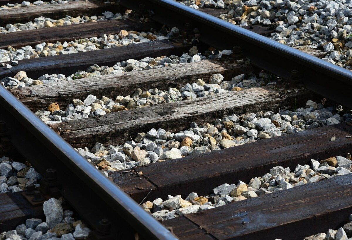 Roma, ragazza ferita sul tram dopo che un uomo ha distrutto la porta a vetri