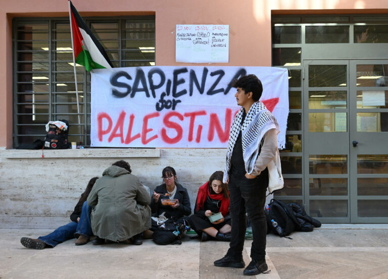 Tra gli studenti che occupano la Sapienza pro-Palestina: "Noi tratt...