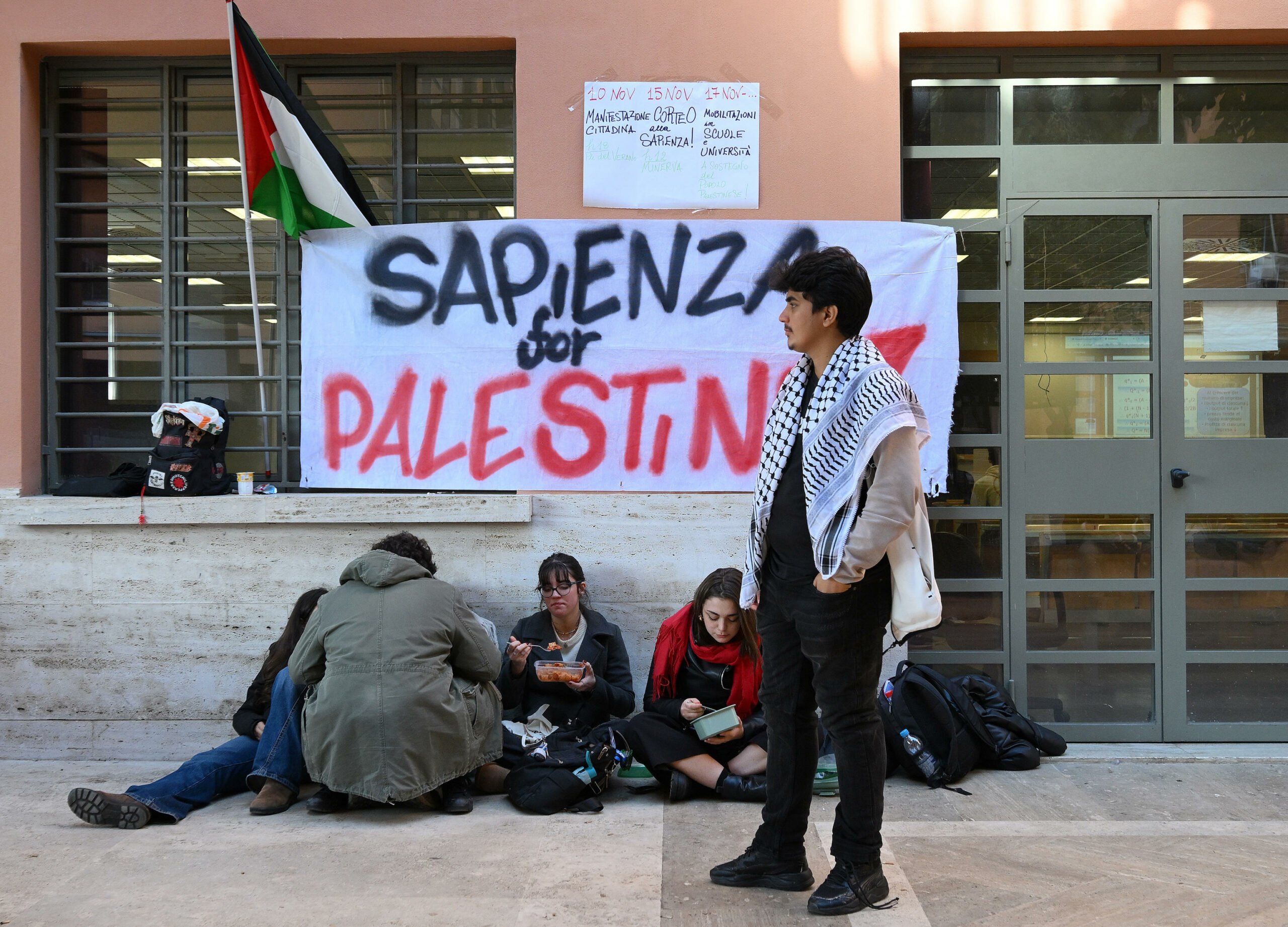 Tra Gli Studenti Che Occupano La Sapienza Pro-Palestina: "Noi Trattati ...